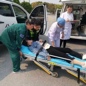 ��ꎴ��һŮ��ͻȻ���� ܇�����c����ِ�ܣ�