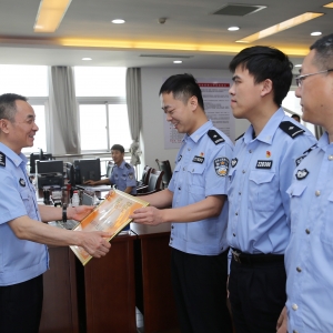 ��ꎾ�����ߺڳ���һ���񾯡��ͪ����T��