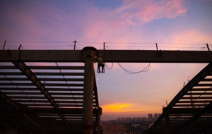 ���ؽ��F·�����Mչ���ˣ�