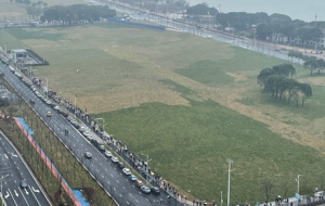 Ц�ޣ���һ���ڽ�ꎸ��ܵ�����еĽ�ͨʢ�r