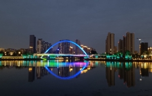 һ����������ҫ��ꎣ���M����(m��ng)��ɫ�ʵ�ҹ��