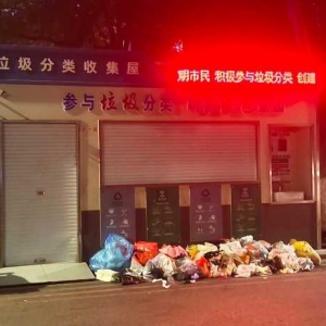 �p�Ƹ�����������߀�����ǰ����һ����ˮ��ء���ω����