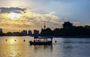 ̩�ݳ��Σ�ˮ�����Ƀ�ɫ��һ������һ��ī