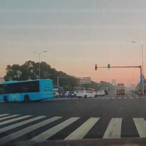 �����ϰ��·�ϣ����˾o����׌���ҵ�܇���c(di��n)ײ���o(h��)����